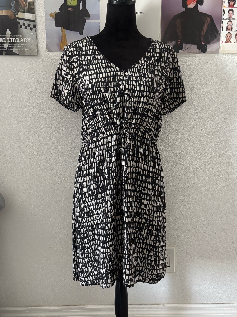 Eileen Fisher 100% silk Black and White Printed V-Neck Short Sleeve Dress